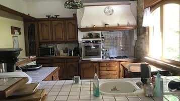 Microondas, horno, placa de cocina y lavavajillas