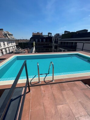 Pool - Luxe CENTRAL Studio with POOL, GARAGE & AC (Budapest)
