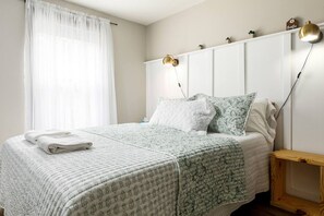 3 bedrooms, WiFi, bed sheets - Cozy 3BR w/ Grill + Yard Games | Walk to Downtown + Lake MI (Frankfort)