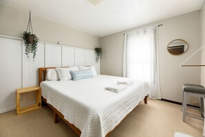3 bedrooms, WiFi, bed sheets - Cozy 3BR w/ Grill + Yard Games | Walk to Downtown + Lake MI (Frankfort)