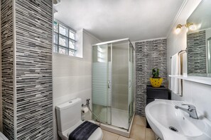 Douche, sèche-cheveux, serviettes fournies, savon