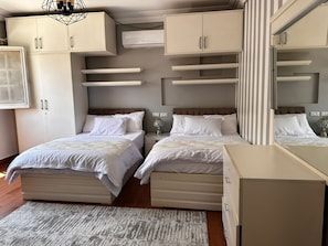 Tabla de planchar con plancha, wifi y ropa de cama