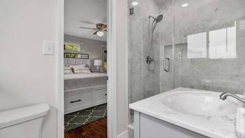 Casa Prestigio, 3 habitaciones, patio, vista a la montaña | Baño | Tina con regadera, amenidades de baño gratuitas, secadora de cabello