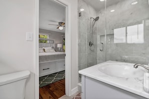 Signature House, 3 Bedrooms, Patio, Mountain View | Bathroom | Combined shower/tub, free toiletries, hair dryer, towels - Sunset Haven (Marion)