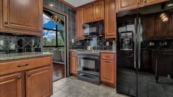 Signature House, 3 Bedrooms, Patio, Mountain View | Private kitchen | Fridge, microwave, oven, stovetop