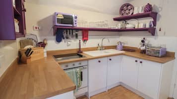 Rentaplats i utensilis de cuina, vaixella i coberteria