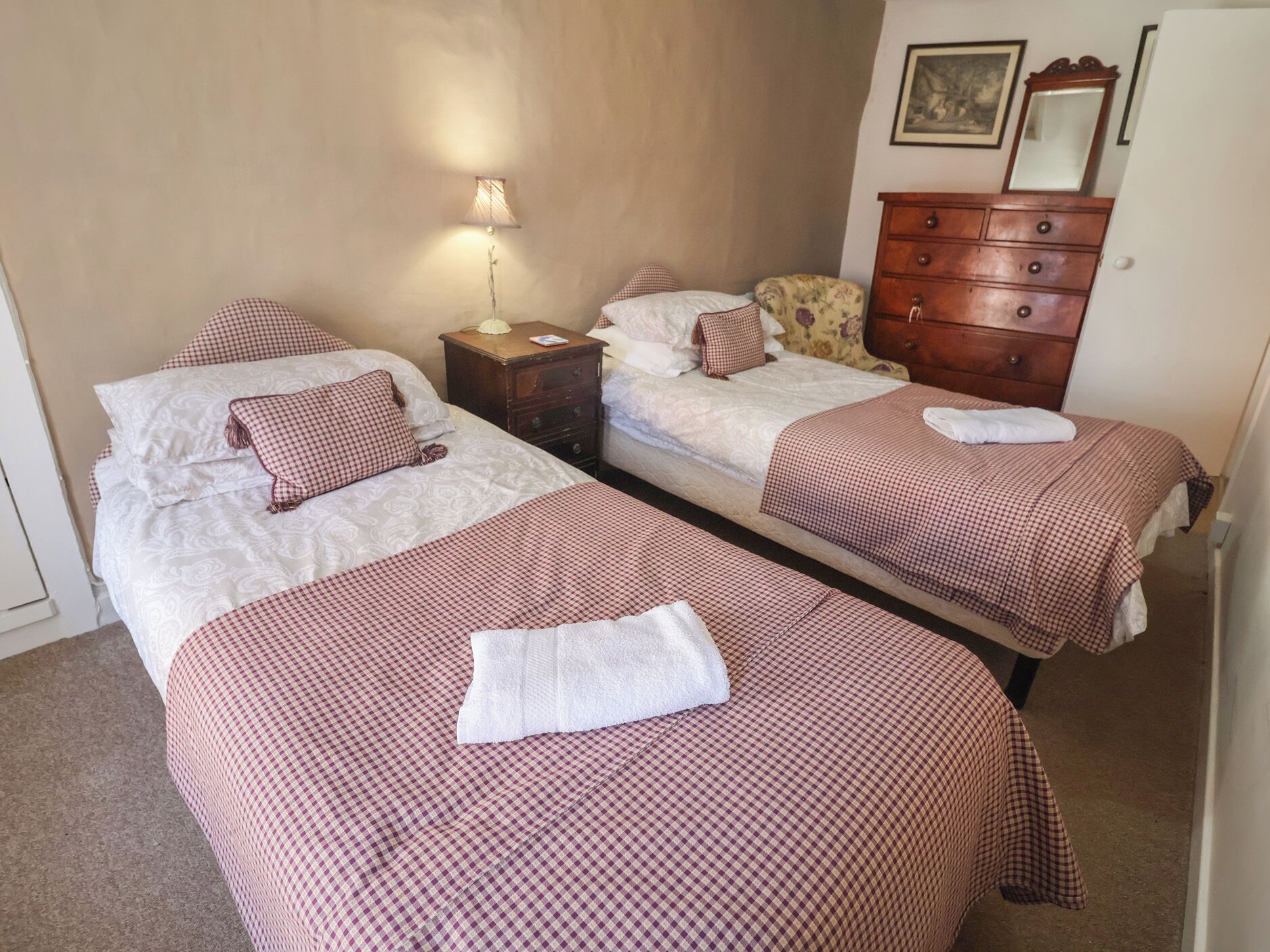 3 quartos, individualmente decorados, individualmente mobiliados