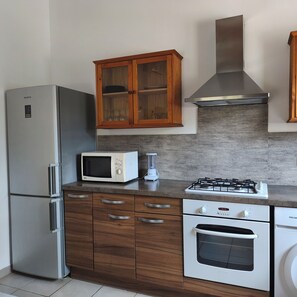 Refrigerador, microondas, horno, placa de cocina