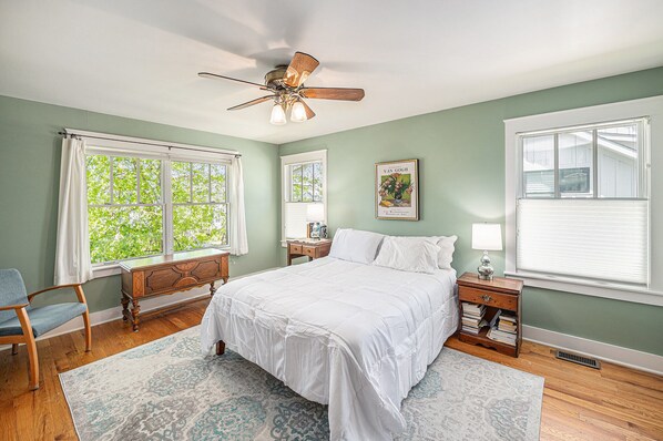 4 bedrooms, iron/ironing board, WiFi, bed sheets