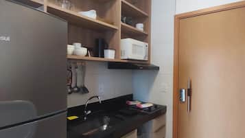 Deluxe Studio, Lanai, Pool View | Private kitchen