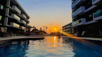 9 outdoor pools