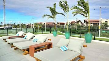 Estúdio luxo, varanda coberta, vista para a piscina | Terraço/pátio