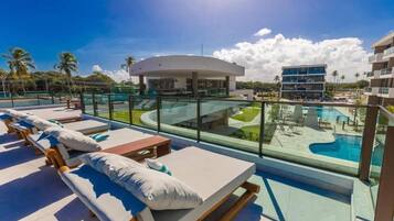 Estúdio luxo, varanda coberta, vista para a piscina | Terraço/pátio