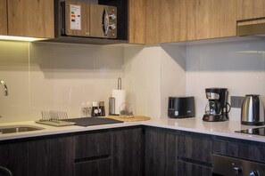 Kjøleskap, mikrobølgeovn, ovn og kokeplater