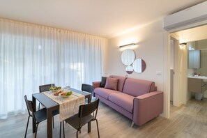 Dining - Elegant and Modern Apartment close to Lignano City Center (Lignano Sabbiadoro)
