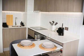 Kühlschrank, Mikrowelle, Ofen, Herdplatte