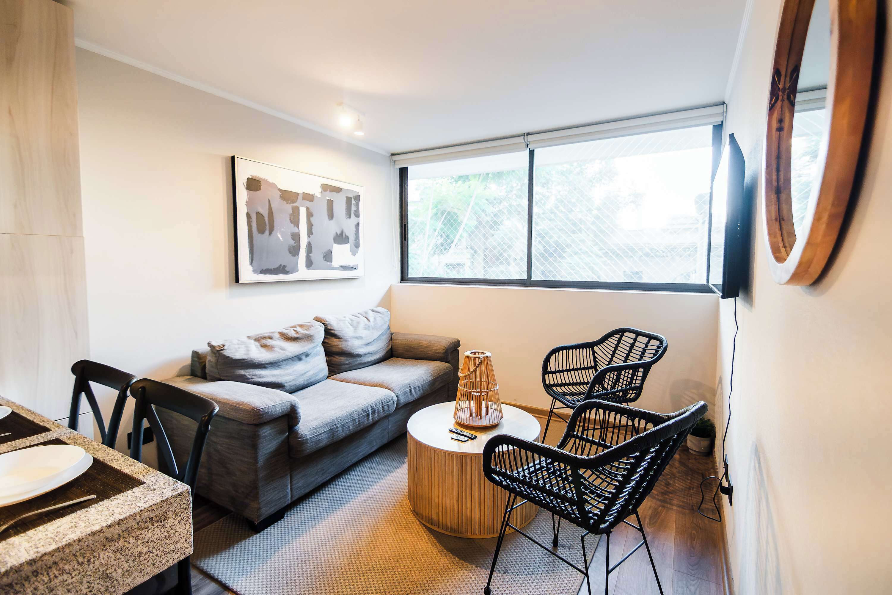 Televisión y oficina 