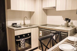 Réfrigérateur, four à micro-ondes, un four, surface de cuisson