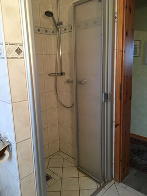 Dusche, Haartrockner, Handtücher