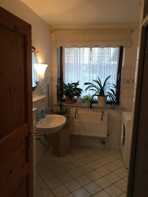 Suihku, hiustenkuivaaja, pyyhkeet