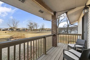 Condo, Plusieurs lits, balcon, vue sur le terrain de golf (Royale Tee Retreat) | Terrasse/patio