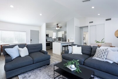 Modern, Updated House In Santee with Wifi, AC, and Yard