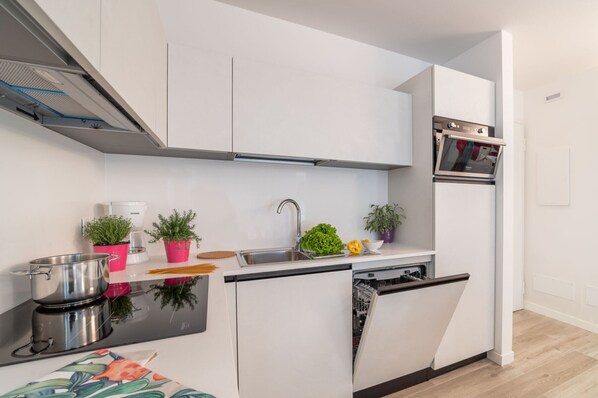 Réfrigérateur, four à micro-ondes, surface de cuisson, lave-vaisselle