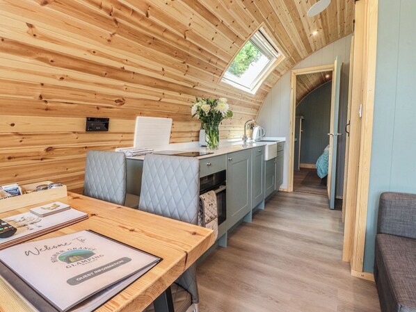 Dishwasher, cookware/dishes/utensils - Ogden (Burnley)