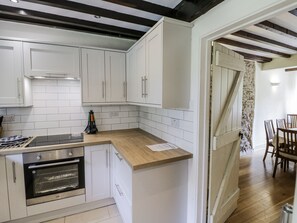 Dishwasher, cookware/dishes/utensils - Dairy Cottage (Witney)