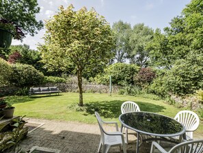 Outdoor dining - Dairy Cottage (Witney)