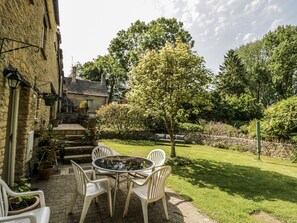 Outdoor dining - Dairy Cottage (Witney)