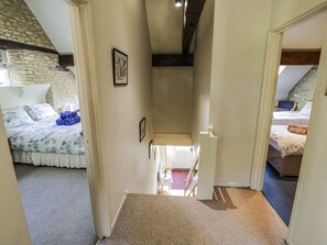 3 bedrooms, individually decorated, individually furnished, free WiFi - Dairy Cottage (Witney)