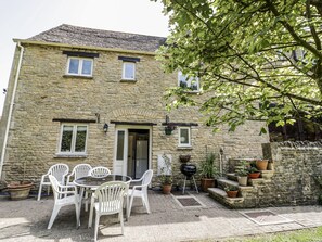 Outdoor dining - Dairy Cottage (Witney)