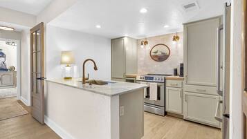 Micro-ondes, four, plaque de cuisson, lave-vaisselle