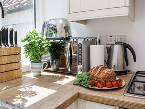 Cookware/dishes/utensils - Rigg Cottage, Mount Pleasant (Whitby)