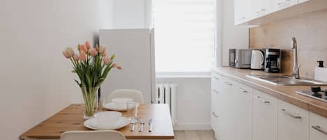 Apartment (22) | Private kitchen | Fridge, stovetop, electric kettle, cookware/dishes/utensils