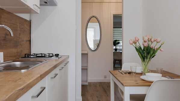 Departamento (22) | Cocina privada | Refrigerador, parrilla de estufa y tetera eléctrica