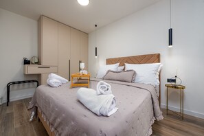 1 quarto, ferros/tábuas de passar roupa, berço de viagem