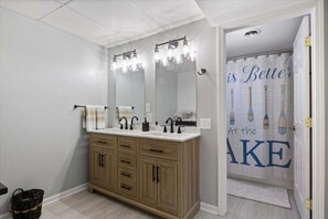 Hair dryer, towels - Gentle Sloped Lot, Private Dock, Boat Slip, Kayaks, Fire Table, Lakeview Deck, Family Friendly (Sunrise Beach)