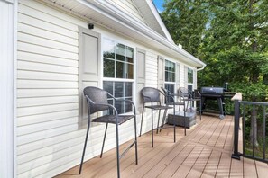 Terrace/patio - Gentle Sloped Lot, Private Dock, Boat Slip, Kayaks, Fire Table, Lakeview Deck, Family Friendly (Sunrise Beach)