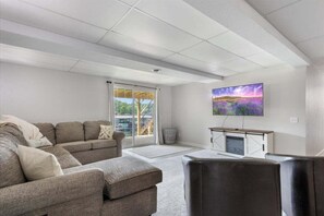Smart TV, fireplace - Gentle Sloped Lot, Private Dock, Boat Slip, Kayaks, Fire Table, Lakeview Deck, Family Friendly (Sunrise Beach)