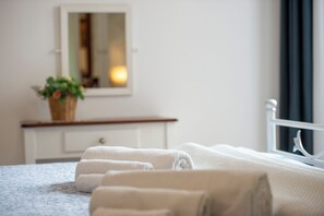 2 bedrooms, iron/ironing board, WiFi, bed sheets - Sunflower Family Deluxe apartment (Pianillo)