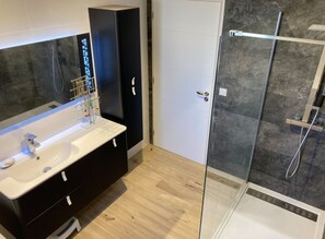 Towels, soap, shampoo, toilet paper - Comfortable house in Provence (Peypin)
