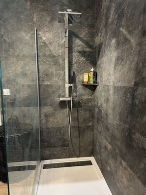 Towels, soap, shampoo, toilet paper - Comfortable house in Provence (Peypin)