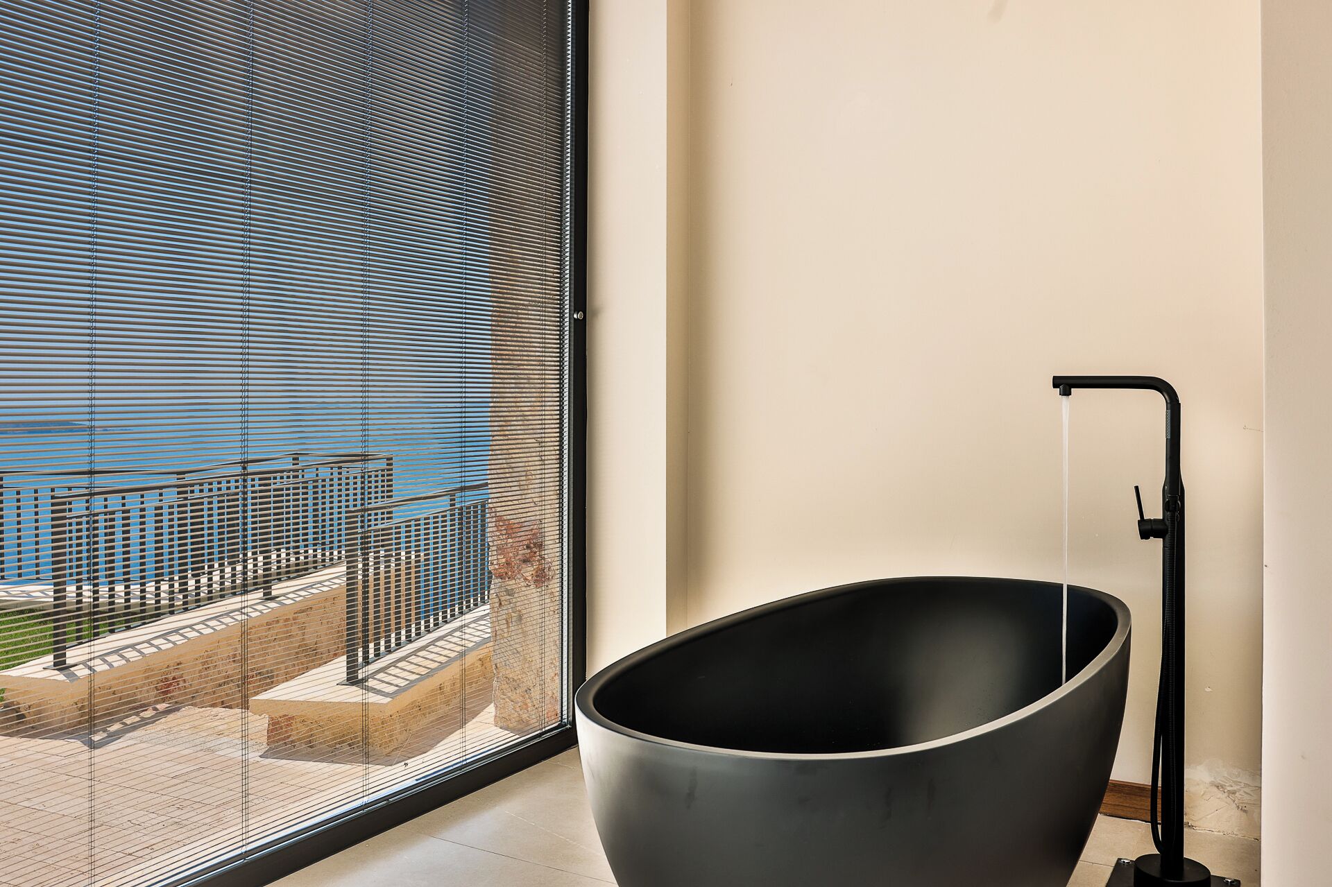 Luxury-Doppel- oder -Zweibettzimmer, Meerblick | Badezimmer | Haartrockner, Hausschuhe, Bidet, Handtücher