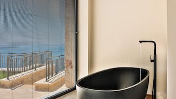 Luxury Double or Twin Room, Sea View | Bathroom