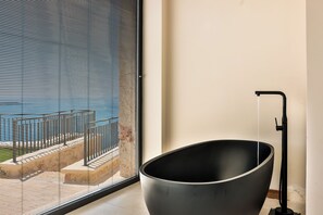 Luxury Double or Twin Room, Sea View | Bathroom | Hair dryer, bidet, towels, soap - Lyxos Hotel (Kas)