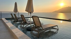 Seasonal outdoor pool, open 6:00 AM to 10:00 PM, pool umbrellas - Lyxos Hotel (Kas)