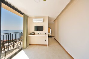 Suíte superior, sacada, vista para o mar | Área de estar | Smart TV 43 polegadas com canais a cabo