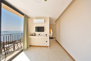 Superior Suite, Balcony, Sea View | Living area